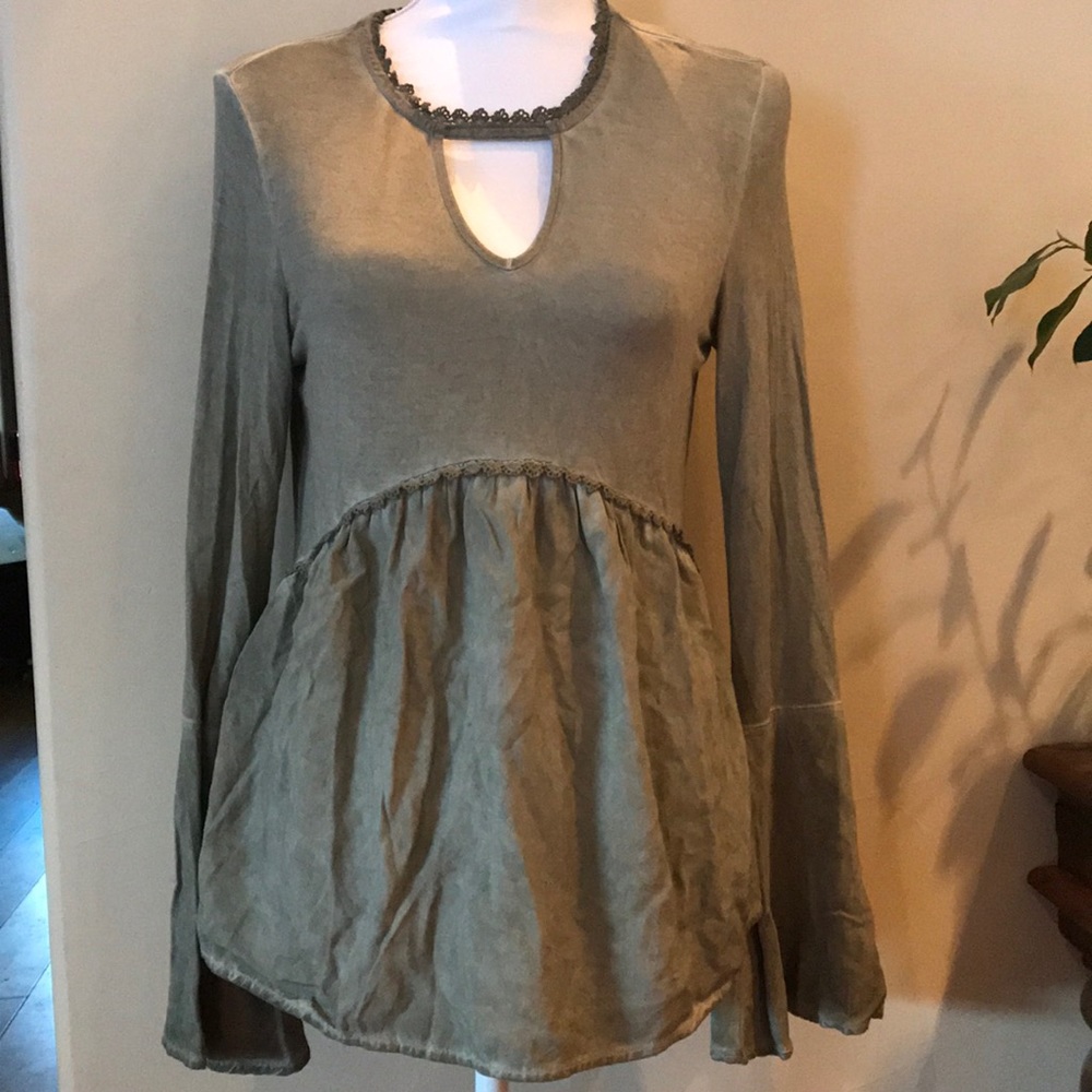 Long sleeve green tot with key hole neck